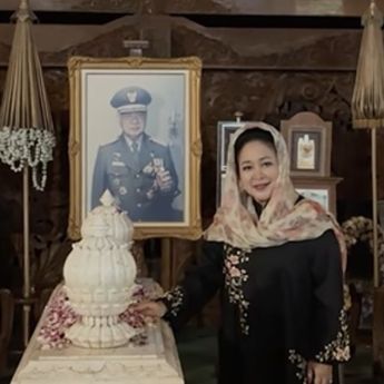 Titiek Ziarah ke Makam Soeharto di Karanganyar