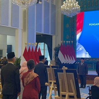 Detik-detik Prabowo Ucapkan Selamat ke Keluarga 10 Pahlawan Nasional di Istana