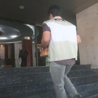 KPK Geledah Kantor Gubernur Riau dan Sejumlah Mobil Dinas