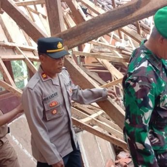 Bangunan SDN di Garut Ambruk Dihantam Cuaca Ekstrem, Siswa Belajar di Rumah