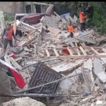 VIDEO: Rumah 2 Lantai di Sukabumi Tiba-tiba Ambruk