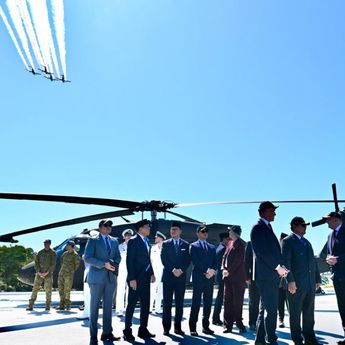 Didampingi PM Albanese, Prabowo Tinjau Kapal HMAS Canberra