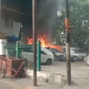 VIDEO: Tiba-tiba Mobil Terbakar di Kolong Jalan Layang KRL Sawah Besar