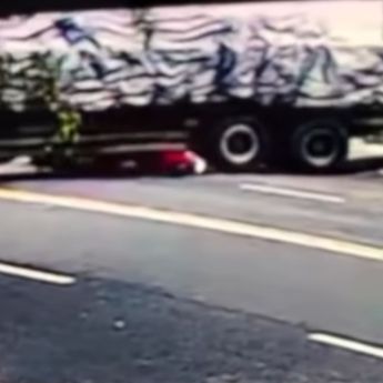VIDEO: Ngeri Motor Terlindas Truk Besar di Depan SPBU