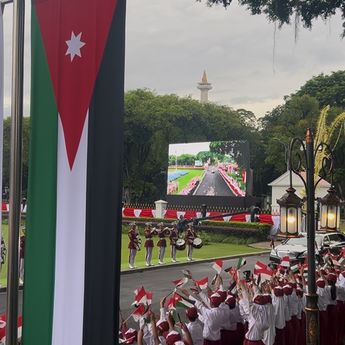 Momen Tak Biasa, Janur Kuning Sambut Kedatangan Raja Yordania Abdullah II di Istana Merdeka