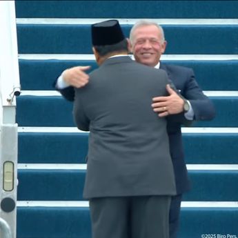Momen Hangat Raja Abdullah II Disambut Pelukan Prabowo Setibanya di Indonesia