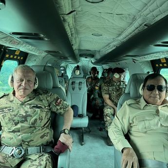 Raja Abdullah Pakai Seragam Militer Didampingi Prabowo Subianto saat Naik Helikopter