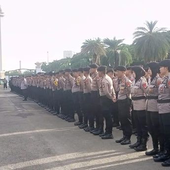 Hampir 2 Ribu Aparat Dikerahkan Kawal Aksi Buruh di Kawasan Monas