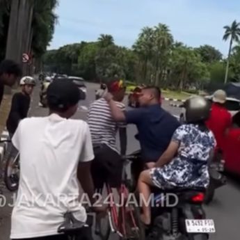 Beredar Video Pemotor Cekik Pesepeda di Depan Umum