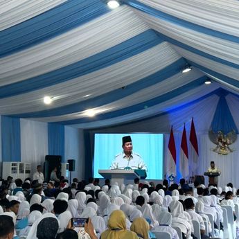 Prabowo Tegaskan Keterlambatan Distribusi Smartboard Bukan Masalah