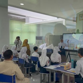 Tiba di SMPN 4 Bekasi, Prabowo Tinjau Langsung Digitalisasi Pembelajaran