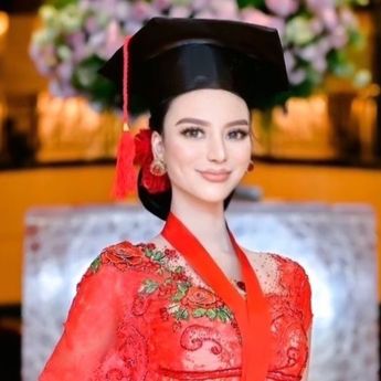 Kalisa Putri Lulus Magister Ilmu Hukum dengan Nilai Terbaik di Trisakti