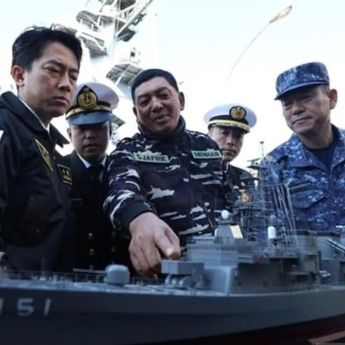 Menhan Sjafrie Tinjau Kapal Perang Mogami-class Milik Jepang dalam Kunjungan Kenegaraan