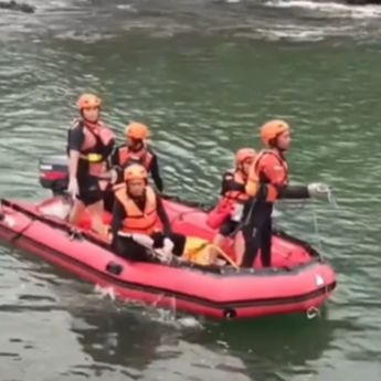 VIDEO: Tim SAR Terus Cari Jasad Pemancing Terseret Ombak Pantai Cikeueus Sukabumi