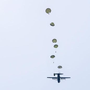 Ratusan Peterjun Kostrad Warnai Langit Bangka Belitung