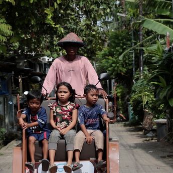 30 Tahun Narik Becak, Lansia 65 Tahun Gembira Dapat Becak Listrik dari Prabowo