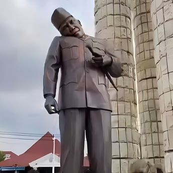 Viral! Patung Soekarno Kepala Miring di Alun-Alun Indramayu Setelah Tertimpa Tenda