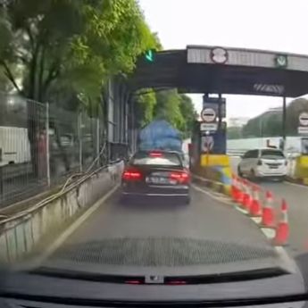 Viral Sedan Audi Terobos Gerbang Tol di Jaksel dengan Modus Pepet Pikap