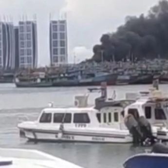 Gulkarmat Kerahkan 45 Personel Padamkan Kapal Terbakar di Muara Angke