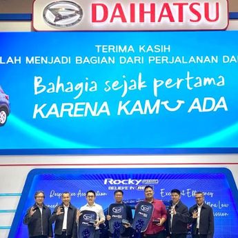 Manfaatkan Momentum GJAW 2025, Daihatsu Serahkan Tiga Unit Pertama Rocky Hybrid kepada Konsumen