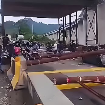 Insiden! Rangka Baja Runtuh Timpa Mobil di Malaysia