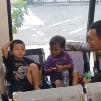 Polisi Pertemukan 2 Anak yang Tersesat dengan Orang Tuanya di Penjaringan