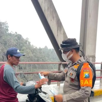 Abu Semeru Menebal, Polda Jatim Bagikan Masker di Jalur Curah Kobokan