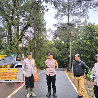 Polisi Tutup Jalur Batu–Mojokerto Via Cangar Akibat Longsor
