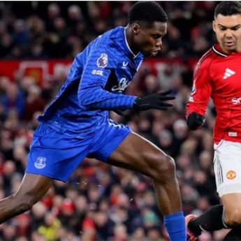 Lawan 10 Pemain Everton, MU Tumbang