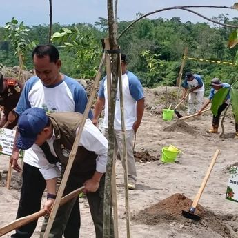 Menhut dan DPR Pimpin Penanaman Serentak di 32 Provinsi pada Hari Menanam Pohon