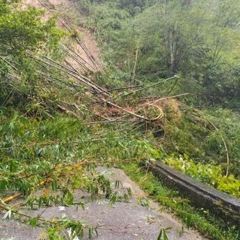 Jalan Provinsi Agam–Bukittinggi Tertutup Longsor