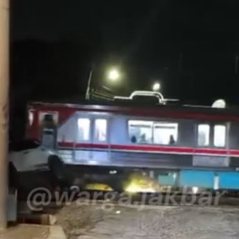 Beredar Video Mobil Keluarga Dihantam Kereta di Jembatan Gantung