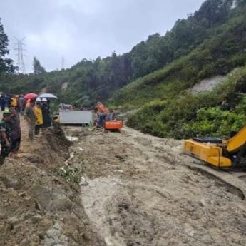 Danrem 023/KS Pimpin Pembukaan Akses Jalan Tertutup Longsor di Tapanuli Tengah