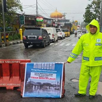 Polres Padang Panjang Tutup Akses Jalan Menuju Lembah Anai Akibat Longsor