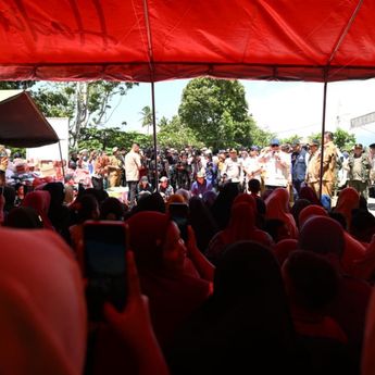 Sapa Anak-anak dan Dengarkan Keluhan Warga, Prabowo Tinjau Posko Pengungsian Banjir di Aceh Tenggara