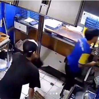 VIDEO: Pertarungan Pembegal vs Tukang Martabak di Bandung, Sempat Adu Samurai
