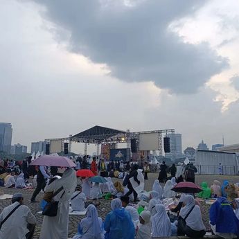 Massa Reuni Akbar 212 Panjatkan Doa untuk Sumatra dan Palestina