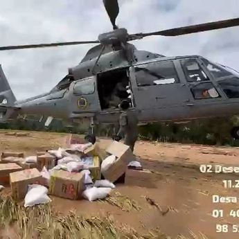 TNI AL Kerahkan Dua Helikopter Kirim Logistik ke Lokasi Banjir di Tapteng