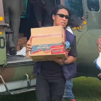 Jadi Relawan, Praz Teguh Gotong Sembako ke Lokasi Korban Banjir di Sumbar