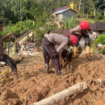 Anjing Pelacak Polisi Bantu Cari Korban Bencana Sumatera