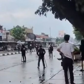 Mencekam! 2 Kubu Bentrok di Sukahaji Bandung, Masih Berlangsung hingga Sore Ini