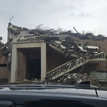 Pria Tertimbun Reruntuhan Saat Bangunan Bekas Sekolah Roboh di Jakut