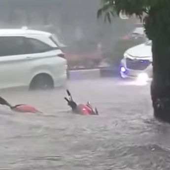 Banjir Lumpuhkan Jalan Letjen Sutoyo Malang, Motor Sampai Terseret Arus