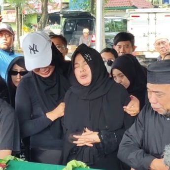 Tangis Karina Ranau di Pemakaman Epy Kusnandar: Aku Gak Punya Teman Curhat Lagi