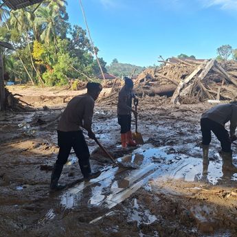 Pasca Bencana, Brimob Sumut Bersihkan Rumah Warga-Pasang Internet Gratis