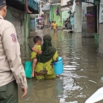 Sejumlah Lokasi di Jakut Masih Tergenang Banjir Rob Kamis Malam
