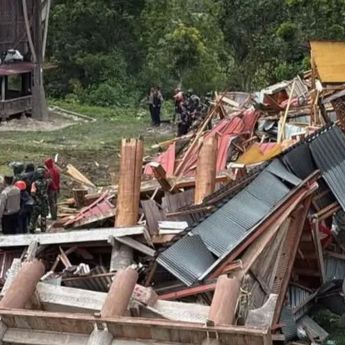 Momen Tongkonan di Tana Toraja Dirobohkan Ekskavator