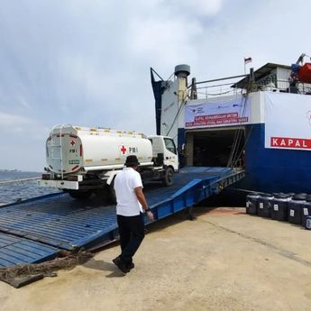 Kapal Kemanusiaan PMI Bawa 60 Tangki Air dan Logistik untuk Aceh, Sumut, dan Sumbar