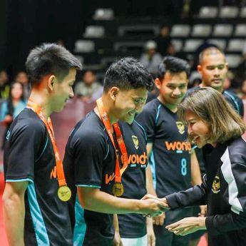 Jojo-Ginting Ajak Penonton Tanding Bareng Bulu Tangkis di wondr BrightUp Cup 2025