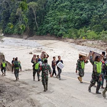 Akses Terputus, Prajurit Kodim 0108 Bergerak Jalan Kaki Salurkan Bantuan ke Ketambe